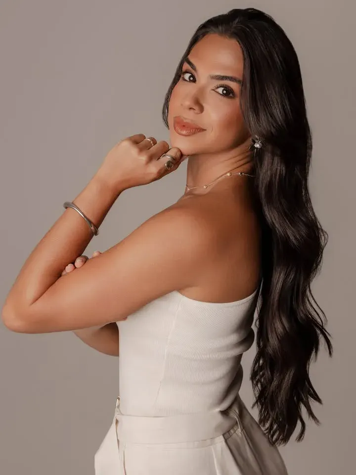 Retrato de Thais Borges com a mão no queixo